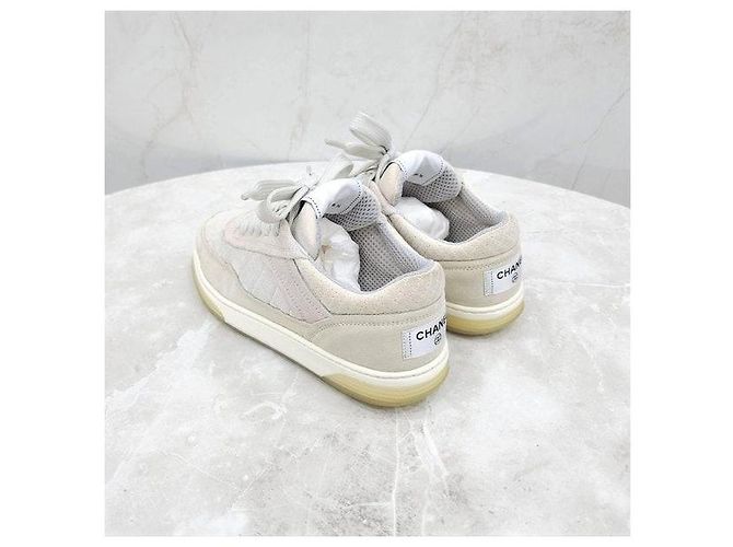 Chanel Gesteppte Sneaker aus Wildleder - Ansicht 4