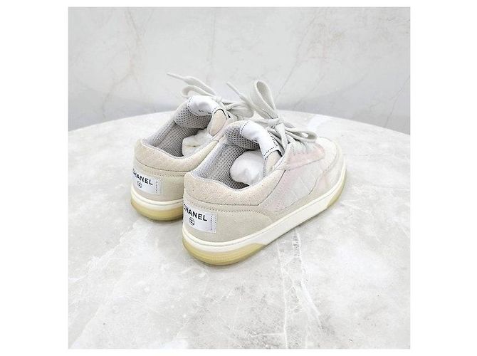Chanel Gesteppte Sneaker aus Wildleder - Ansicht 5