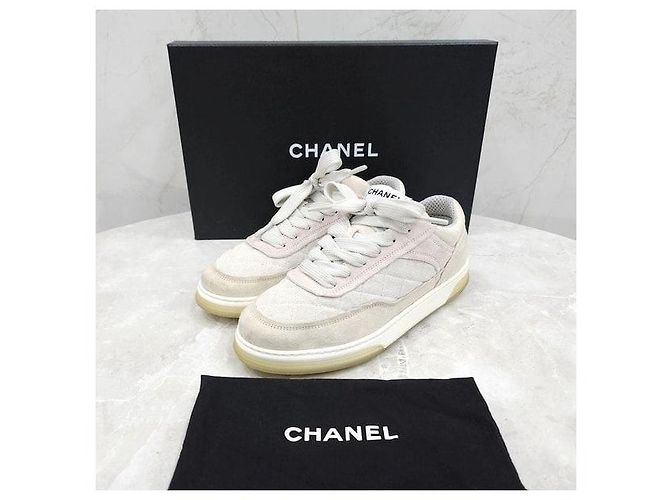 Chanel Gesteppte Sneaker aus Wildleder - Ansicht 6