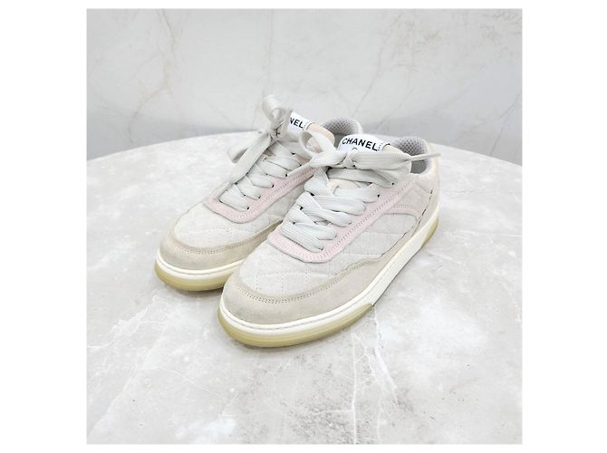 Chanel Gesteppte Sneaker aus Wildleder - Ansicht 7