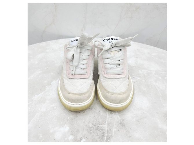Chanel Gesteppte Sneaker aus Wildleder - Ansicht 8