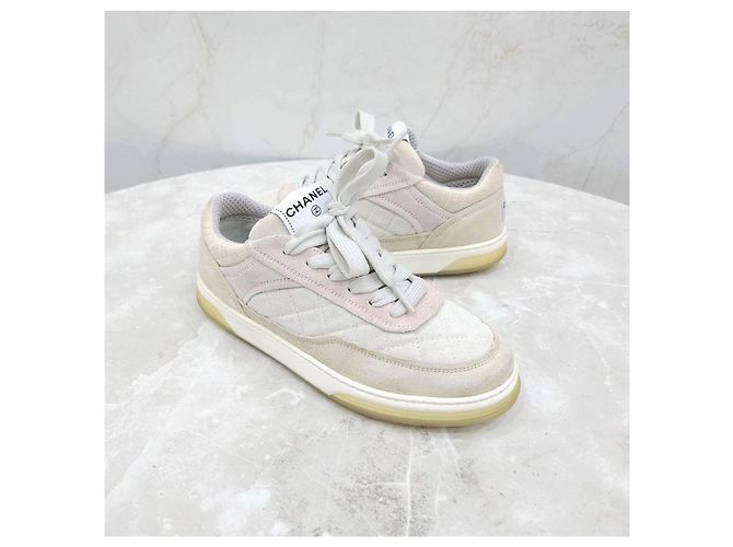 Chanel Gesteppte Sneaker aus Wildleder - Ansicht 9
