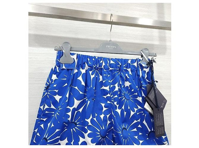 Prada Set Camicia e Pantaloncini con Logo Triangolo Blu e Fiori da Donna - vista 9