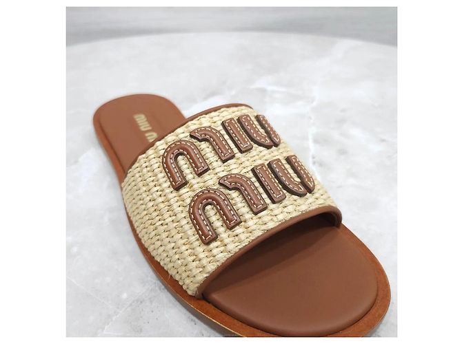 Miu Miu Sandali slide in rafia con logo - vista 6
