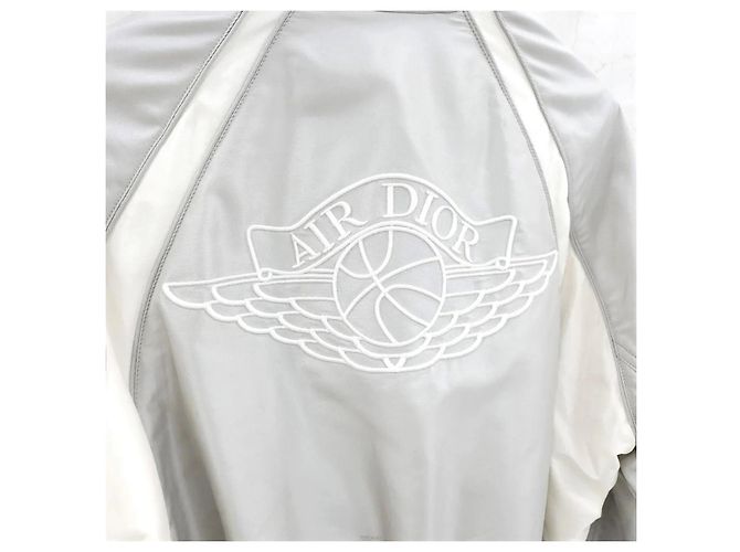 Dior Limited Edition Varsity Jacke mit grauem gesticktem Wing-Logo - Ansicht 3
