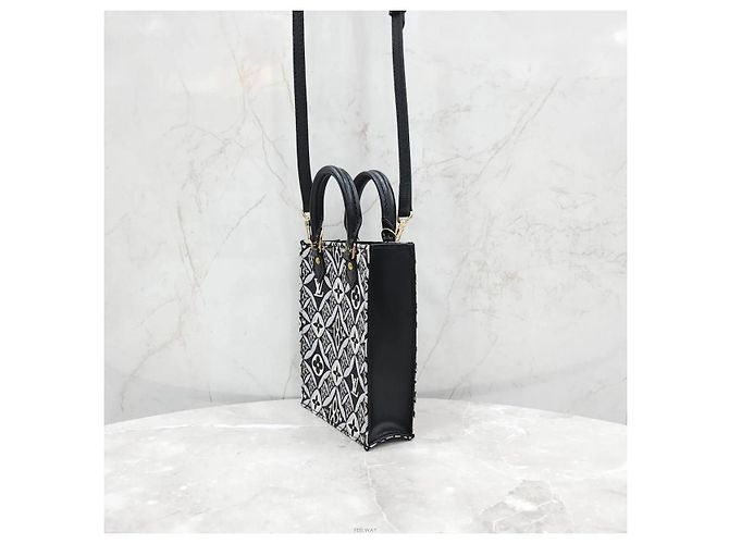 Louis Vuitton Monogram Petit Sac Plat Crossbody - vista 2