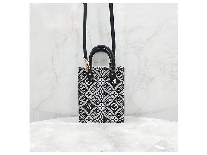 Louis Vuitton Monogram Petit Sac Plat Crossbody - vista 3