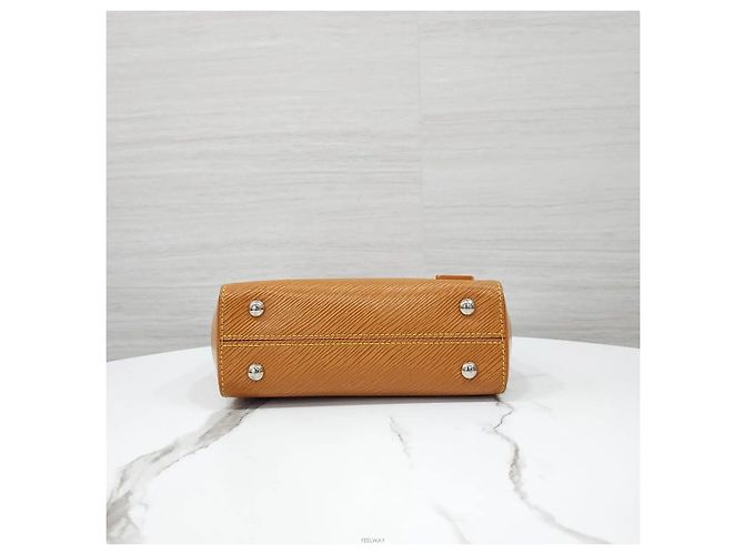 Louis Vuitton Cluny Mini Epi Gold - vista 7