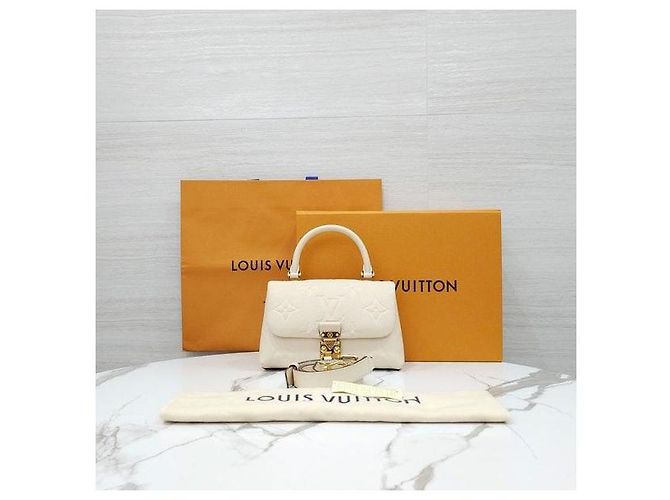 Louis Vuitton Borsa a tracolla Madeleine BB Cream Beige Monogram Empreinte - vista 10