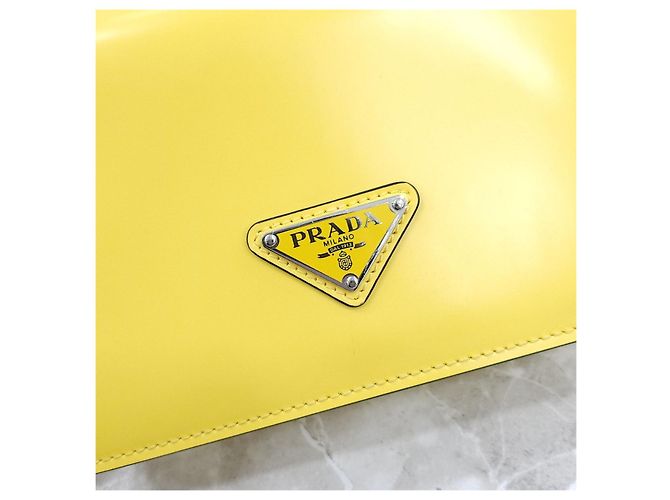 Prada Borsa a tracolla in pelle spazzolata gialla - vista 14