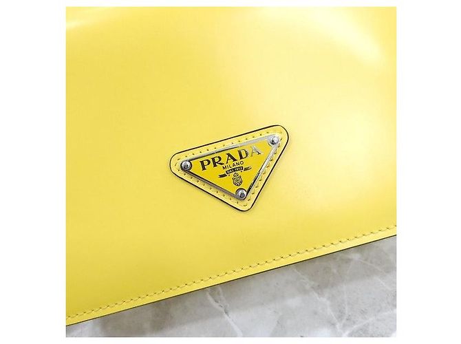 Prada Borsa a tracolla in pelle spazzolata gialla - vista 4