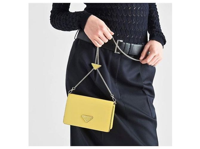 Prada Borsa a tracolla in pelle spazzolata gialla - vista 9