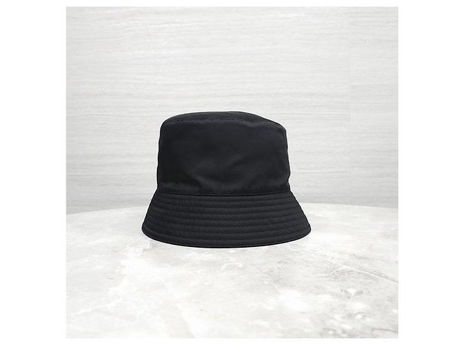 Prada Bucket Hat aus Nylon mit Dreiecks-Logo - Ansicht 2
