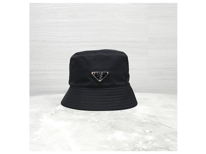 Prada Bucket Hat aus Nylon mit Dreiecks-Logo - Ansicht 5