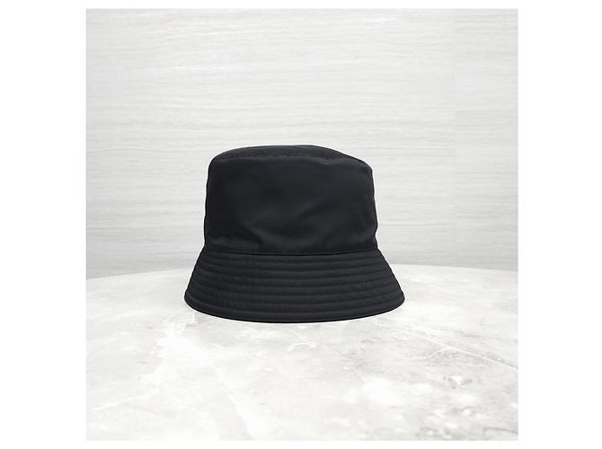 Prada Bucket Hat aus Nylon mit Dreiecks-Logo - Ansicht 6