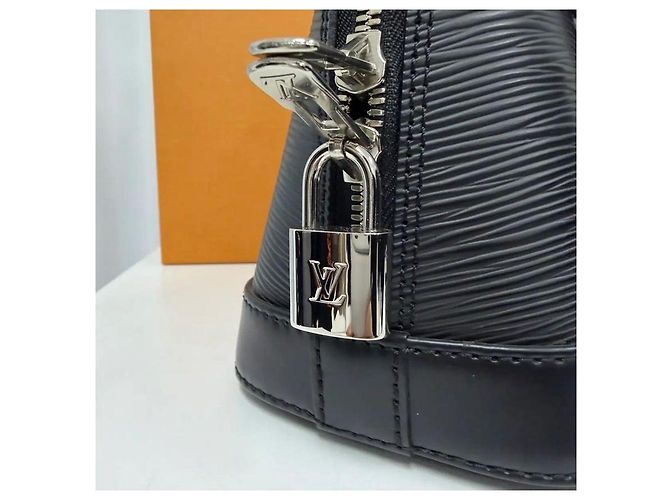 Louis Vuitton Alma BB Epi pelle nera - vista 5