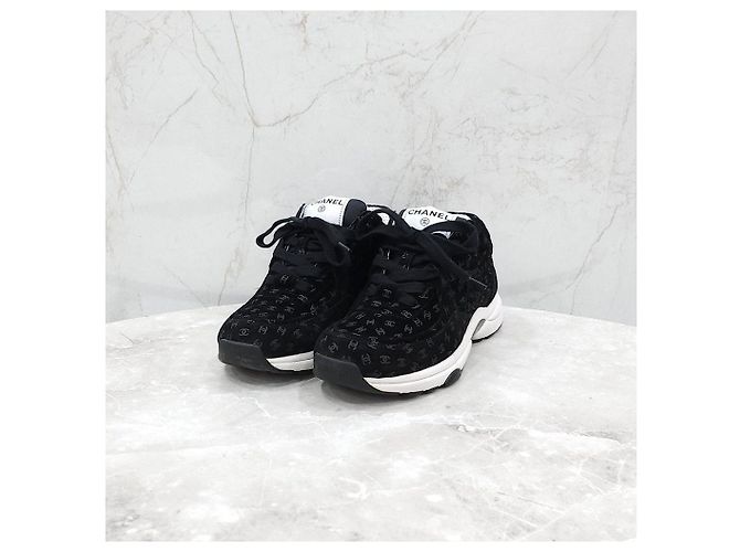 Chanel Wildledersneaker mit CC-Logo - Ansicht 10