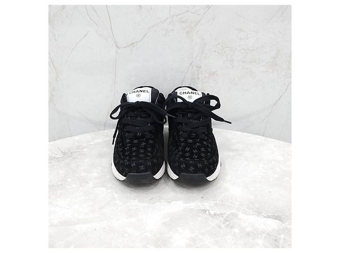 Chanel Wildledersneaker mit CC-Logo - Ansicht 11