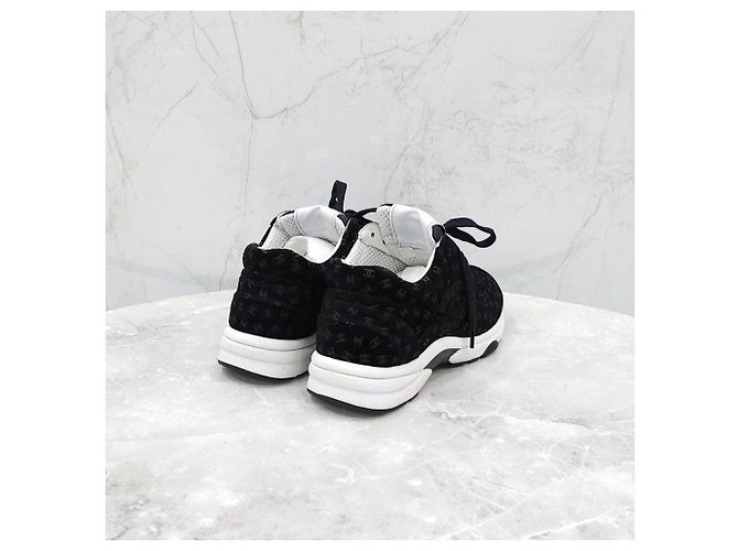 Chanel Wildledersneaker mit CC-Logo - Ansicht 14