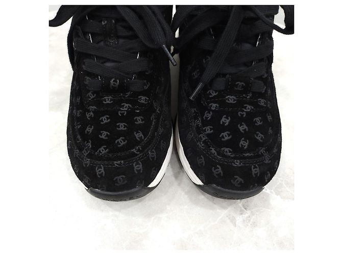 Chanel Wildledersneaker mit CC-Logo - Ansicht 15