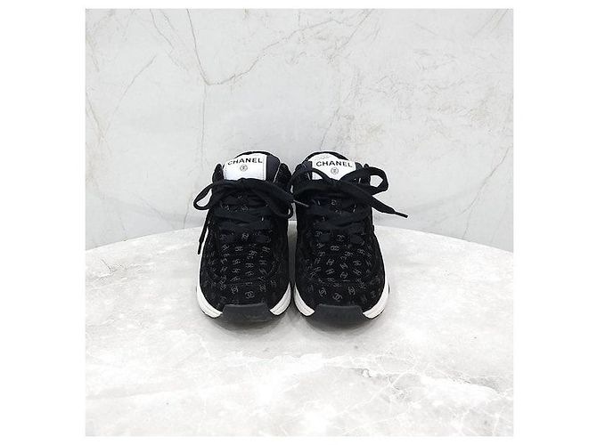 Chanel Wildledersneaker mit CC-Logo - Ansicht 2