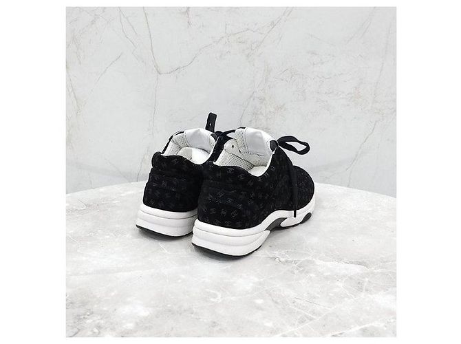 Chanel Wildledersneaker mit CC-Logo - Ansicht 5