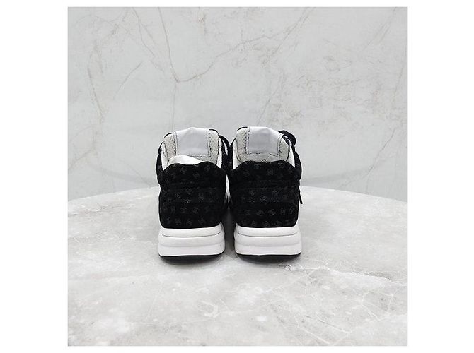 Chanel Wildledersneaker mit CC-Logo - Ansicht 7