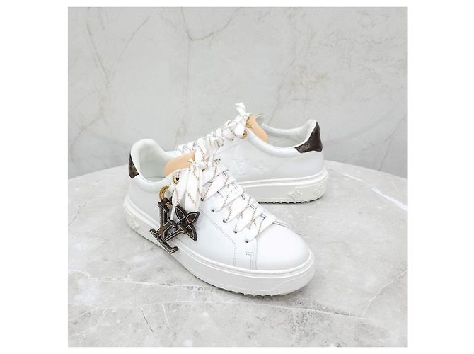 Louis Vuitton Baskets Timeout blanches avec patch en cuir - vue 10