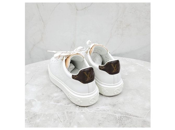 Louis Vuitton Baskets Timeout blanches avec patch en cuir - vue 11