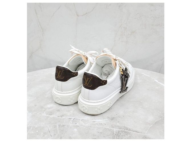 Louis Vuitton Baskets Timeout blanches avec patch en cuir - vue 12
