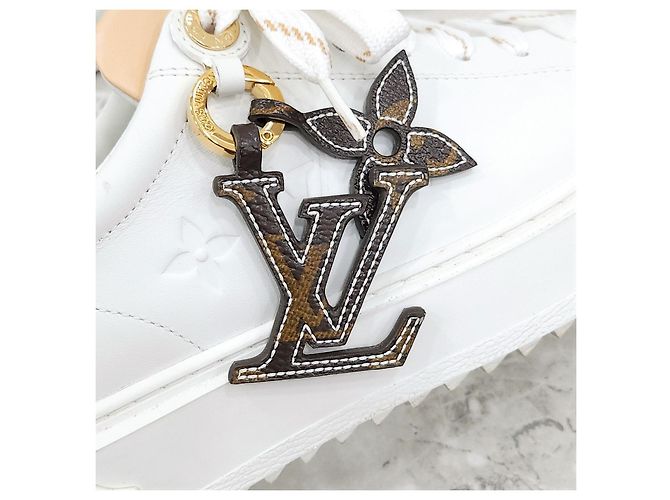 Louis Vuitton Baskets Timeout blanches avec patch en cuir - vue 13