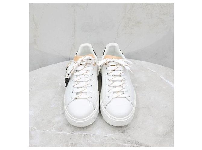Louis Vuitton Baskets Timeout blanches avec patch en cuir - vue 2