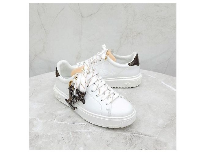 Louis Vuitton Baskets Timeout blanches avec patch en cuir - vue 3