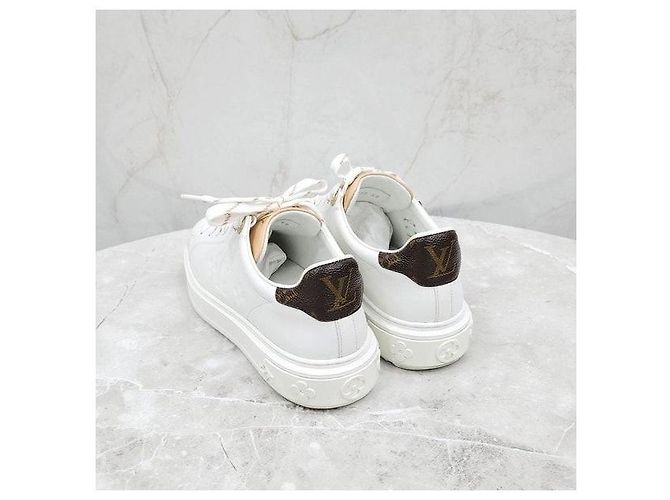 Louis Vuitton Baskets Timeout blanches avec patch en cuir - vue 4
