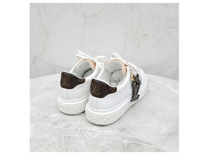 Louis Vuitton Baskets Timeout blanches avec patch en cuir - vue 5