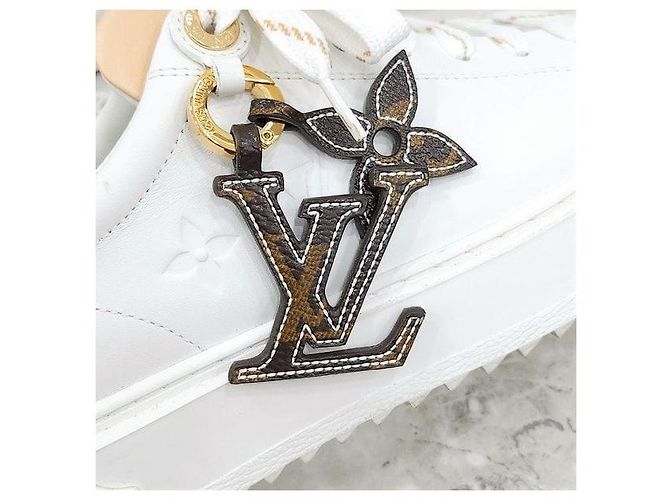 Louis Vuitton Baskets Timeout blanches avec patch en cuir - vue 6