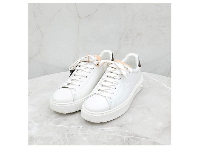 Louis Vuitton Baskets Timeout blanches avec patch en cuir - vue 8