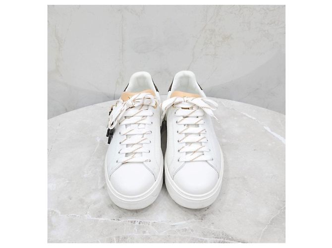 Louis Vuitton Baskets Timeout blanches avec patch en cuir - vue 9