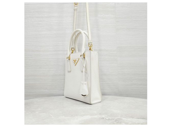 Prada Mini borsa tote a tracolla in pelle Saffiano bianca - vista 10