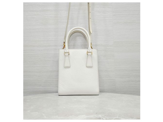 Prada Mini borsa tote a tracolla in pelle Saffiano bianca - vista 11