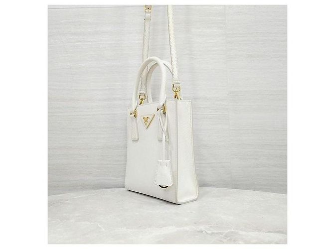 Prada Mini borsa tote a tracolla in pelle Saffiano bianca - vista 2