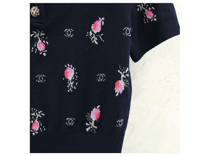 Chanel Kaschmir-Strickpolo mit Blumenmuster und kurzen Ärmeln - Ansicht 12