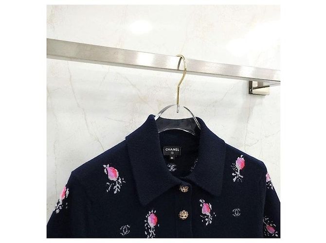 Chanel Kaschmir-Strickpolo mit Blumenmuster und kurzen Ärmeln - Ansicht 3