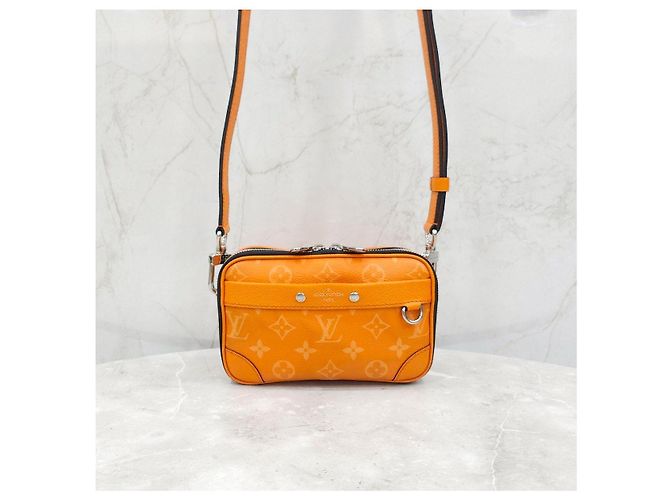 Louis Vuitton Borsa a tracolla Nano Alpha Monogram - vista 10