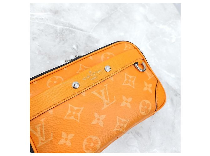 Louis Vuitton Borsa a tracolla Nano Alpha Monogram - vista 13