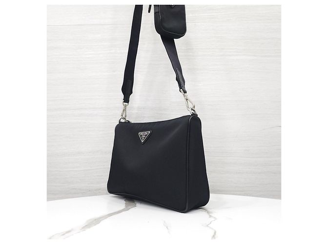 Prada Borsa a tracolla pouch in nylon con logo Triangle - vista 10