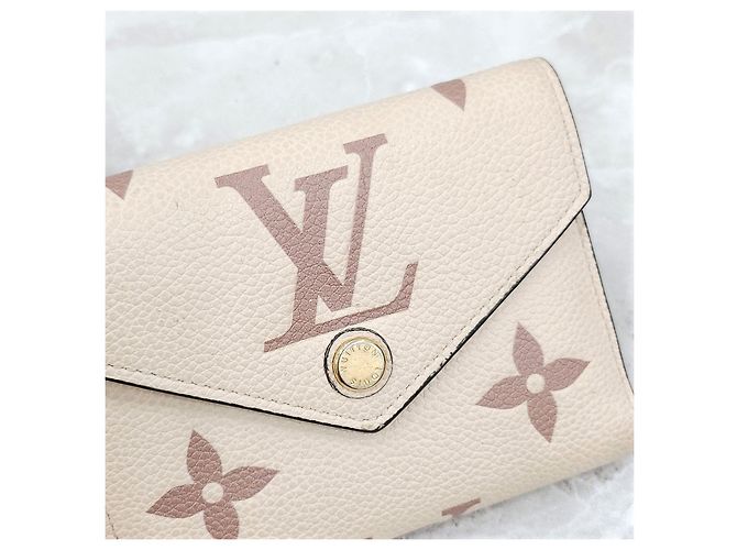 Louis Vuitton Cartera Victorine Giant Monogram - vista 12