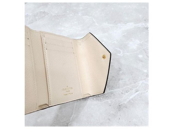 Louis Vuitton Cartera Victorine Giant Monogram - vista 6