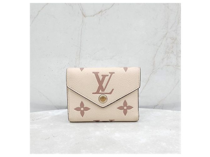 Louis Vuitton Cartera Victorine Giant Monogram - vista 9