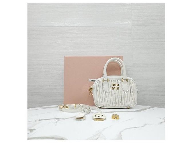 Miu Miu Schultertasche mit Top-Handle aus Nappaleder - Ansicht 10